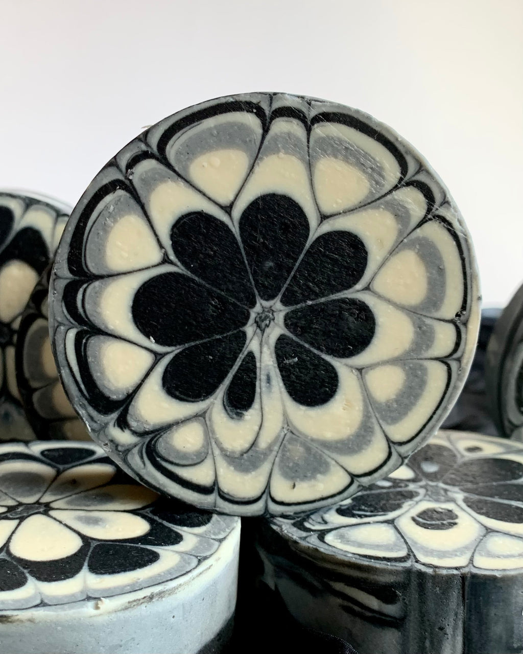 Mandalas ziepes sejai un ķermenim, baltais māls - ogle