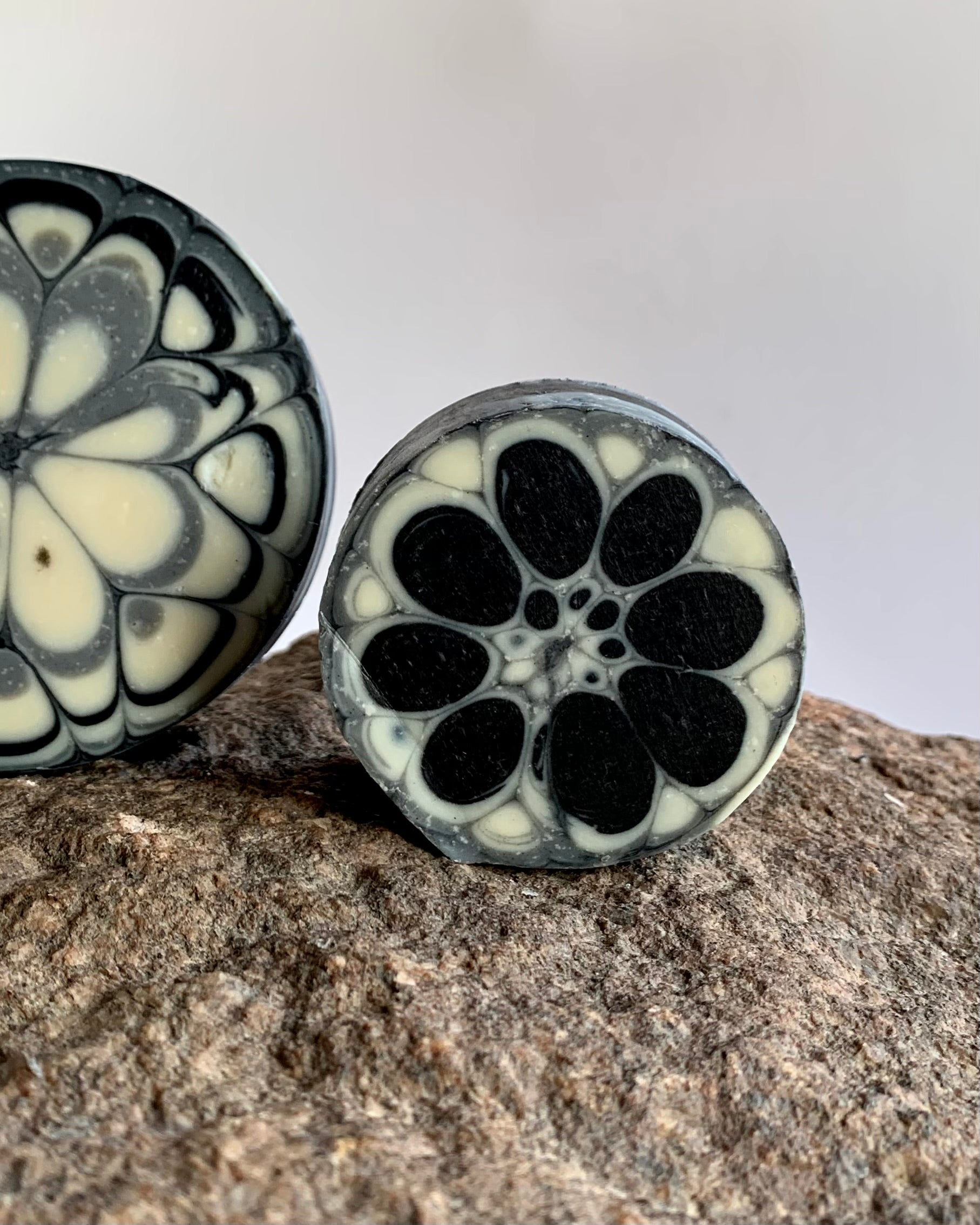 Mini mandalas ziepes sejai un ķermenim, baltais māls - ogle
